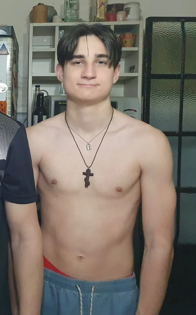 Nicolás antes de su transformación, de pie en una fotografía personal