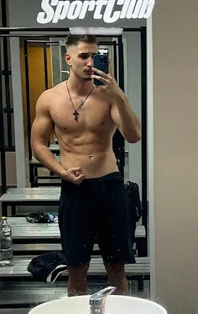 Nicolás Fedorowytsch mostrando su físico actual frente al espejo del gimnasio